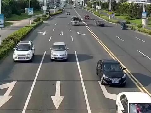 监控实拍：货车司机急刹掉落货物，前方轿车无辜被砸