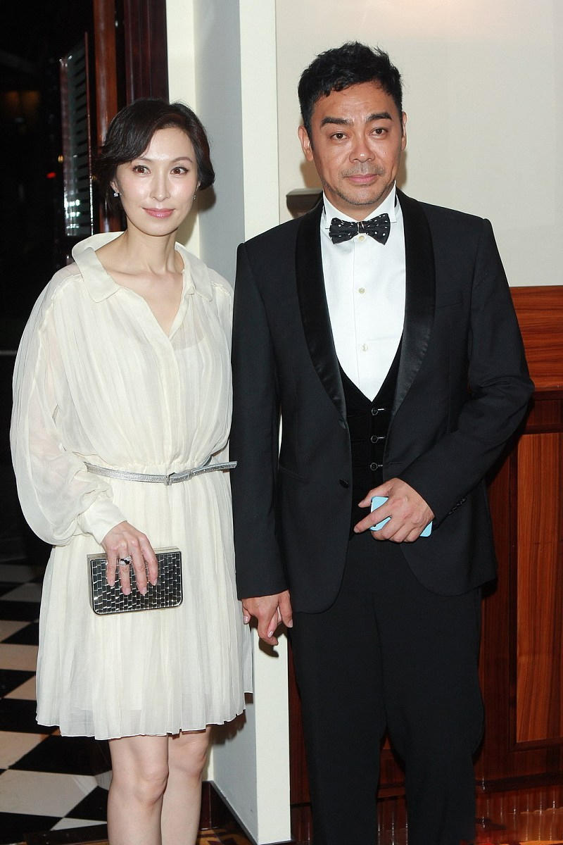 郭蔼明刘青云幸福同框，她穿白色薄纱连衣裙成熟优雅，端庄大气