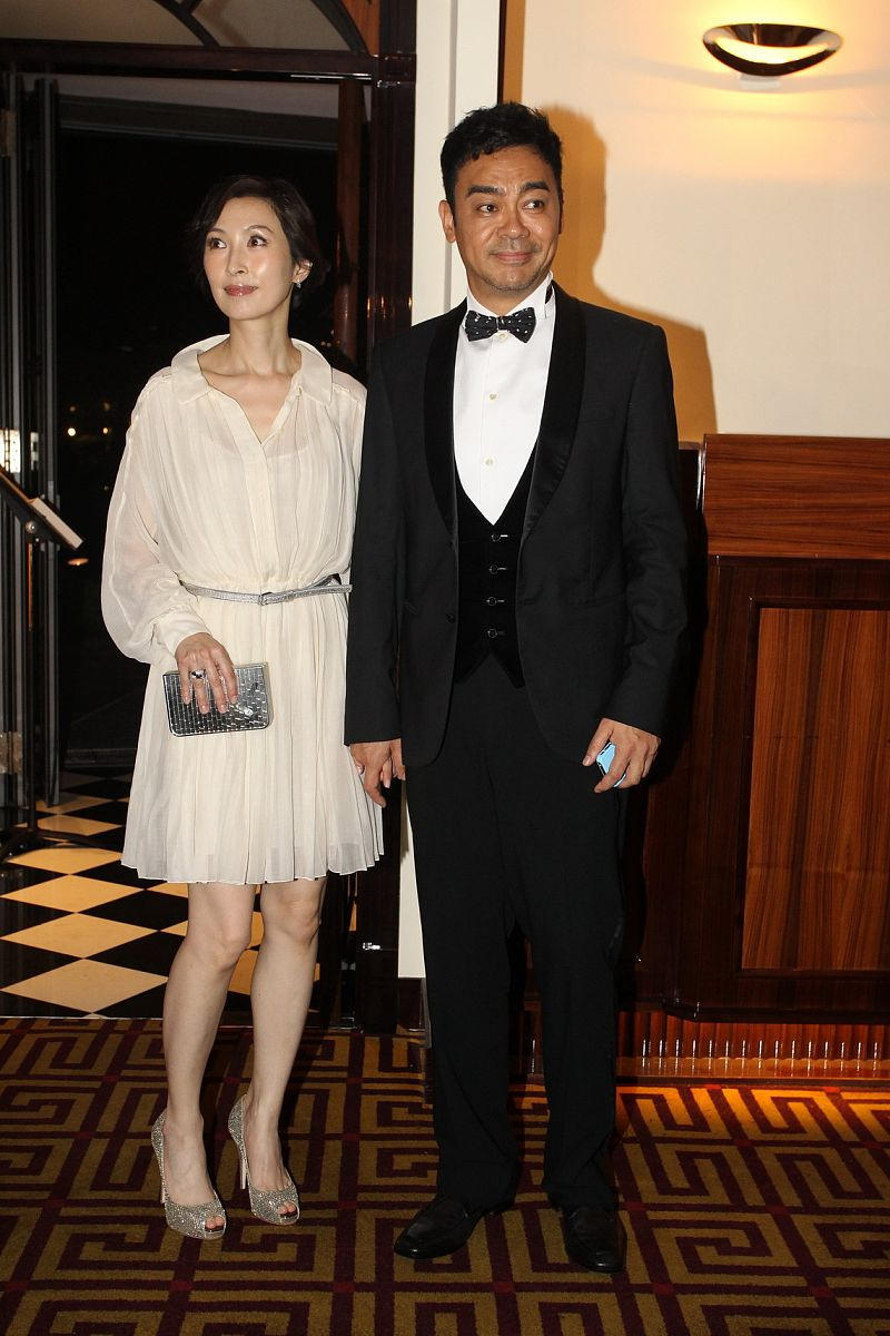 郭蔼明刘青云幸福同框，她穿白色薄纱连衣裙成熟优雅，端庄大气