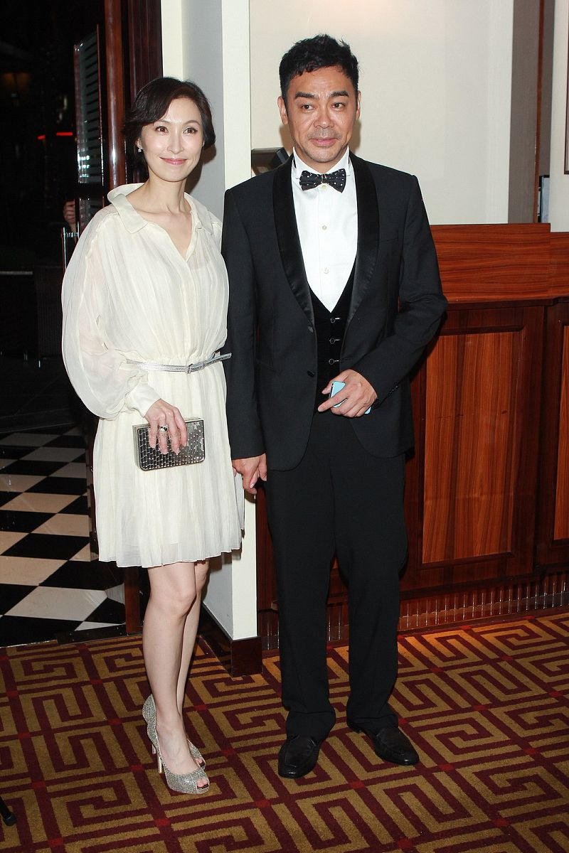 郭蔼明刘青云幸福同框，她穿白色薄纱连衣裙成熟优雅，端庄大气