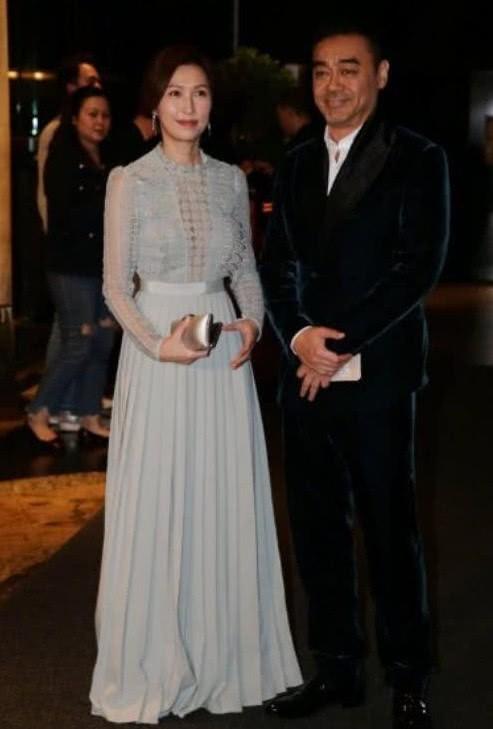 郭蔼明刘青云幸福同框，她穿白色薄纱连衣裙成熟优雅，端庄大气