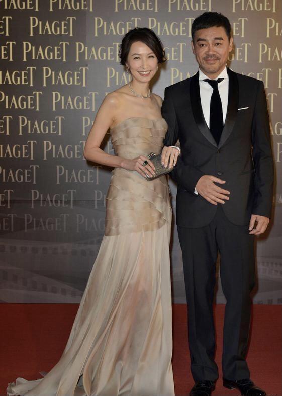 郭蔼明刘青云幸福同框，她穿白色薄纱连衣裙成熟优雅，端庄大气