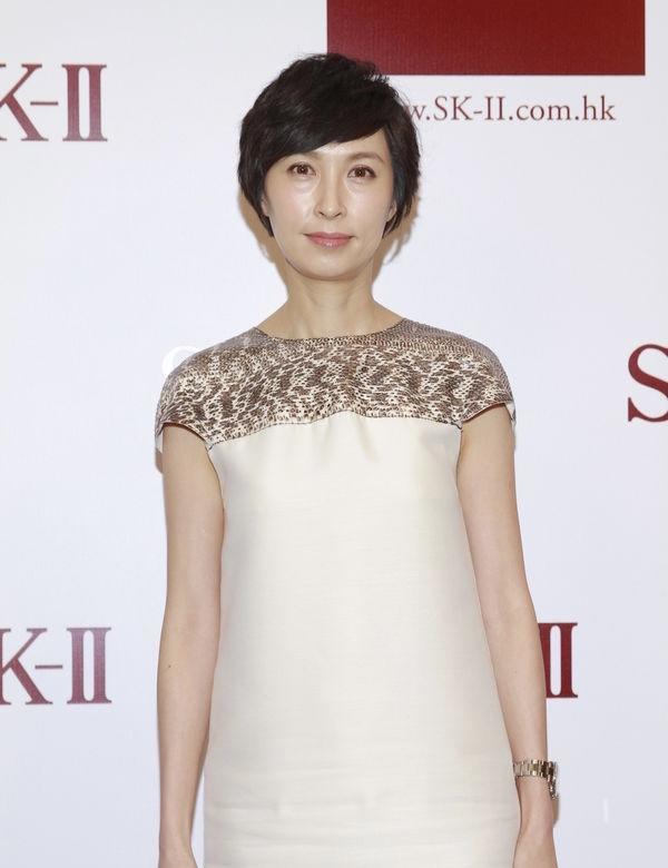 郭蔼明刘青云幸福同框，她穿白色薄纱连衣裙成熟优雅，端庄大气