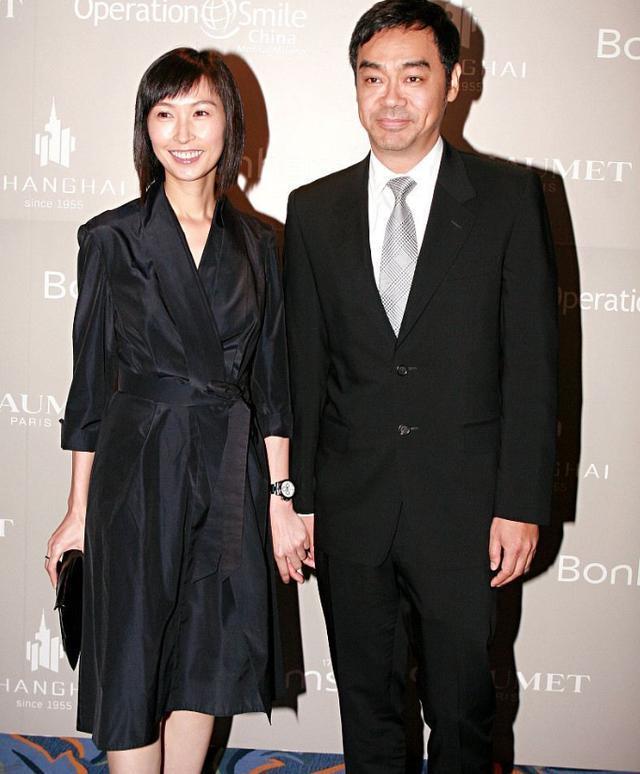 郭蔼明刘青云幸福同框，她穿白色薄纱连衣裙成熟优雅，端庄大气