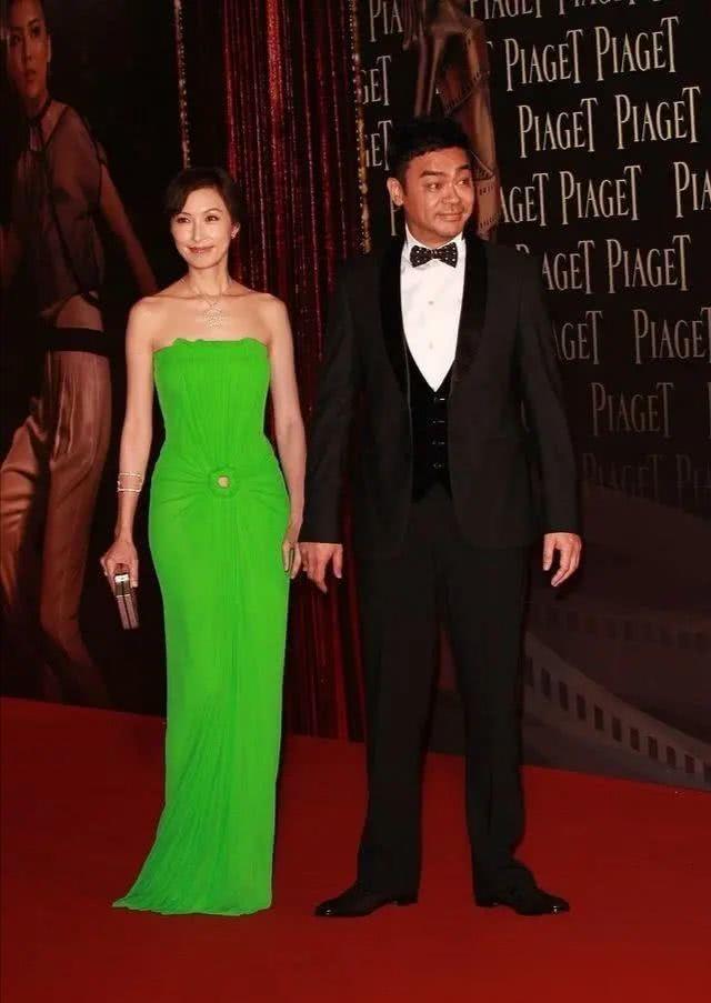 郭蔼明刘青云幸福同框，她穿白色薄纱连衣裙成熟优雅，端庄大气