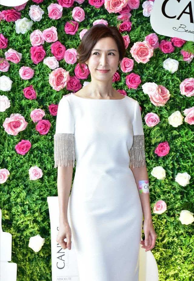 郭蔼明刘青云幸福同框，她穿白色薄纱连衣裙成熟优雅，端庄大气