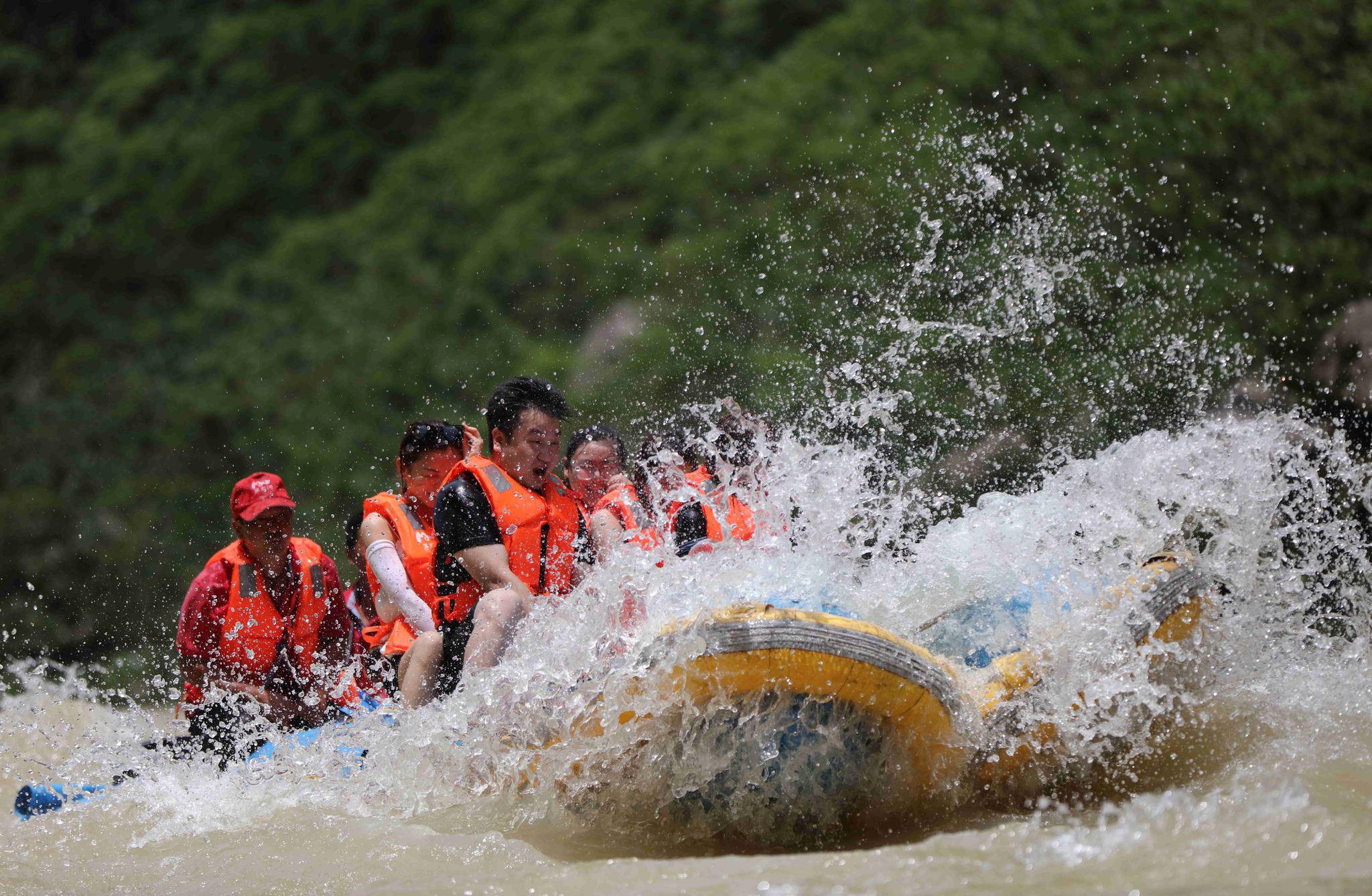 湖南张家界:体验漂流 乐享夏日