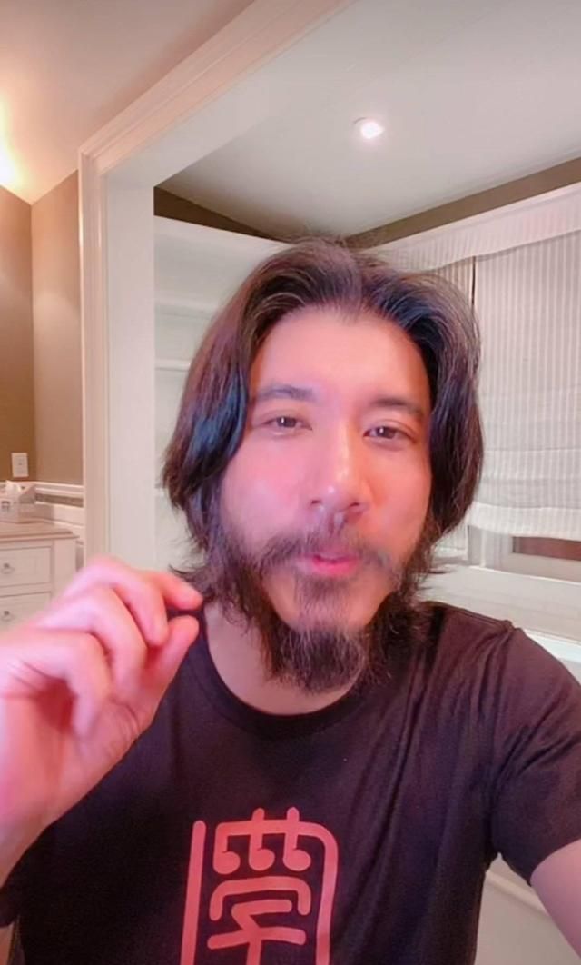 王力宏大胡子遭嫌弃像鲁滨逊,被迫在线直播刮胡子,颜值又回来了