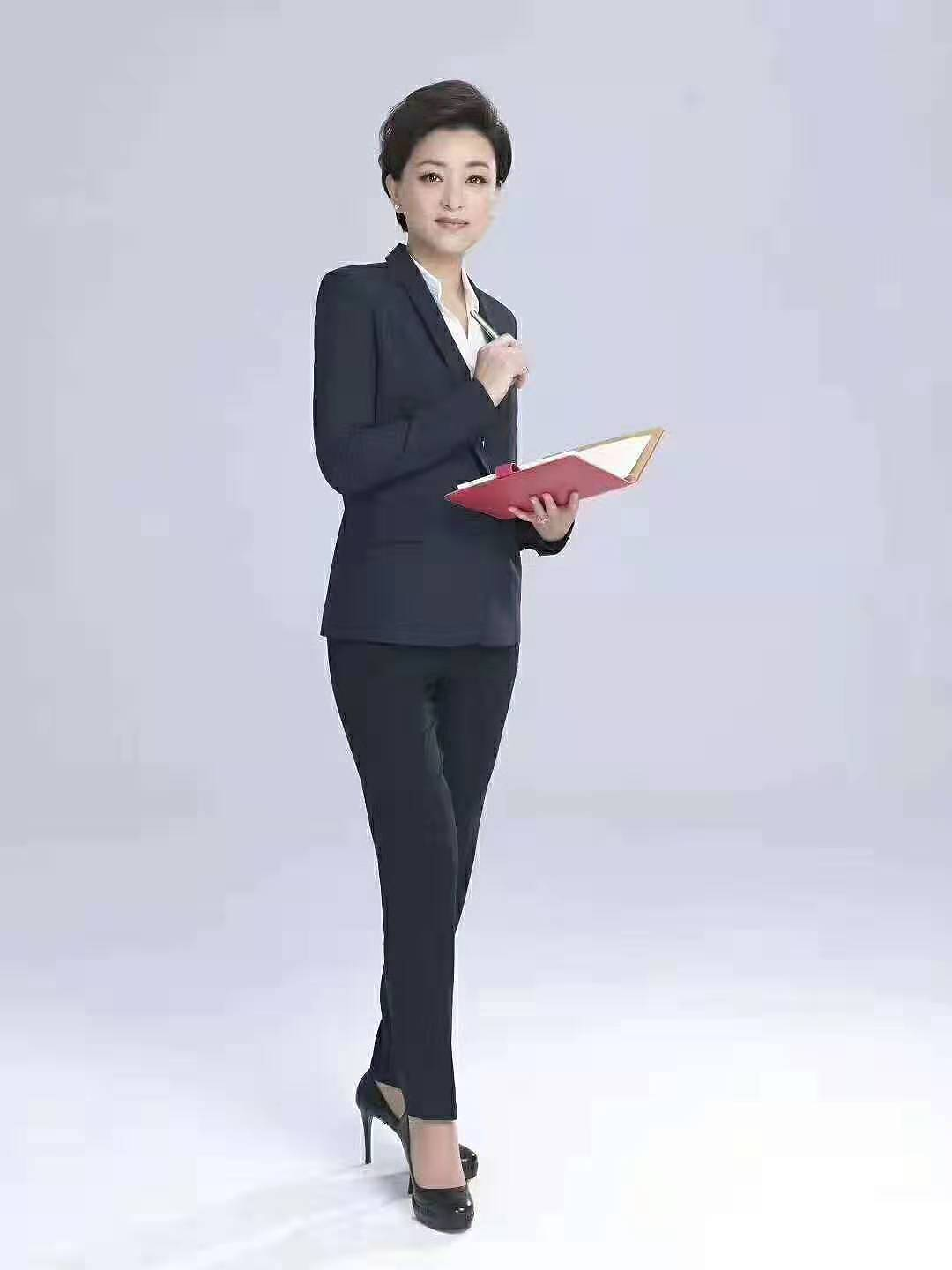 杨澜的气质模仿不来,穿玫红色连衣裙成熟优雅,魅力不输女明星 杨澜的气质模仿不来,穿玫红色连衣裙成熟优雅,魅力不输女明星