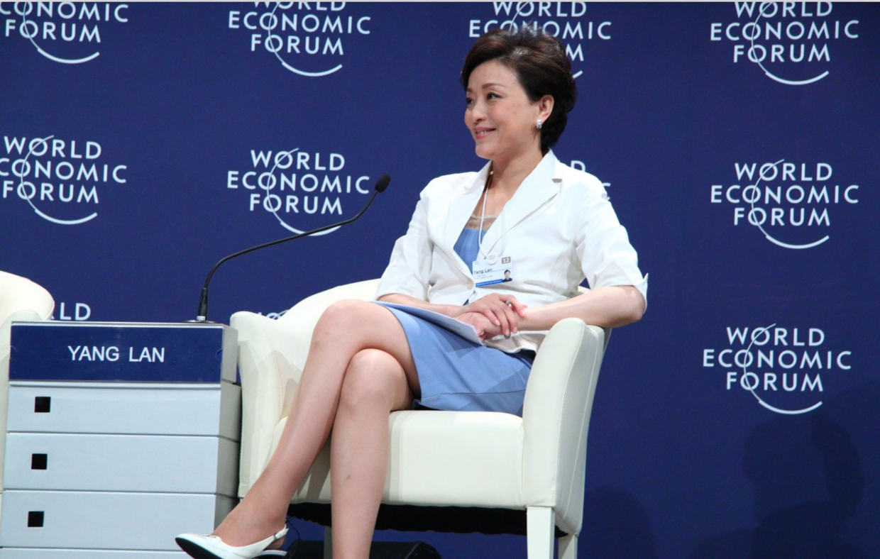 杨澜的气质模仿不来,穿玫红色连衣裙成熟优雅,魅力不输女明星 杨澜的气质模仿不来,穿玫红色连衣裙成熟优雅,魅力不输女明星