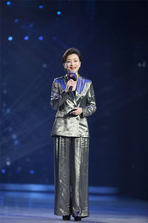 杨澜的气质模仿不来,穿玫红色连衣裙成熟优雅,魅力不输女明星 杨澜的气质模仿不来,穿玫红色连衣裙成熟优雅,魅力不输女明星