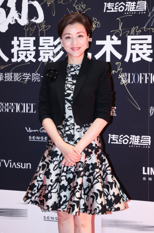 杨澜的气质模仿不来,穿玫红色连衣裙成熟优雅,魅力不输女明星 杨澜的气质模仿不来,穿玫红色连衣裙成熟优雅,魅力不输女明星