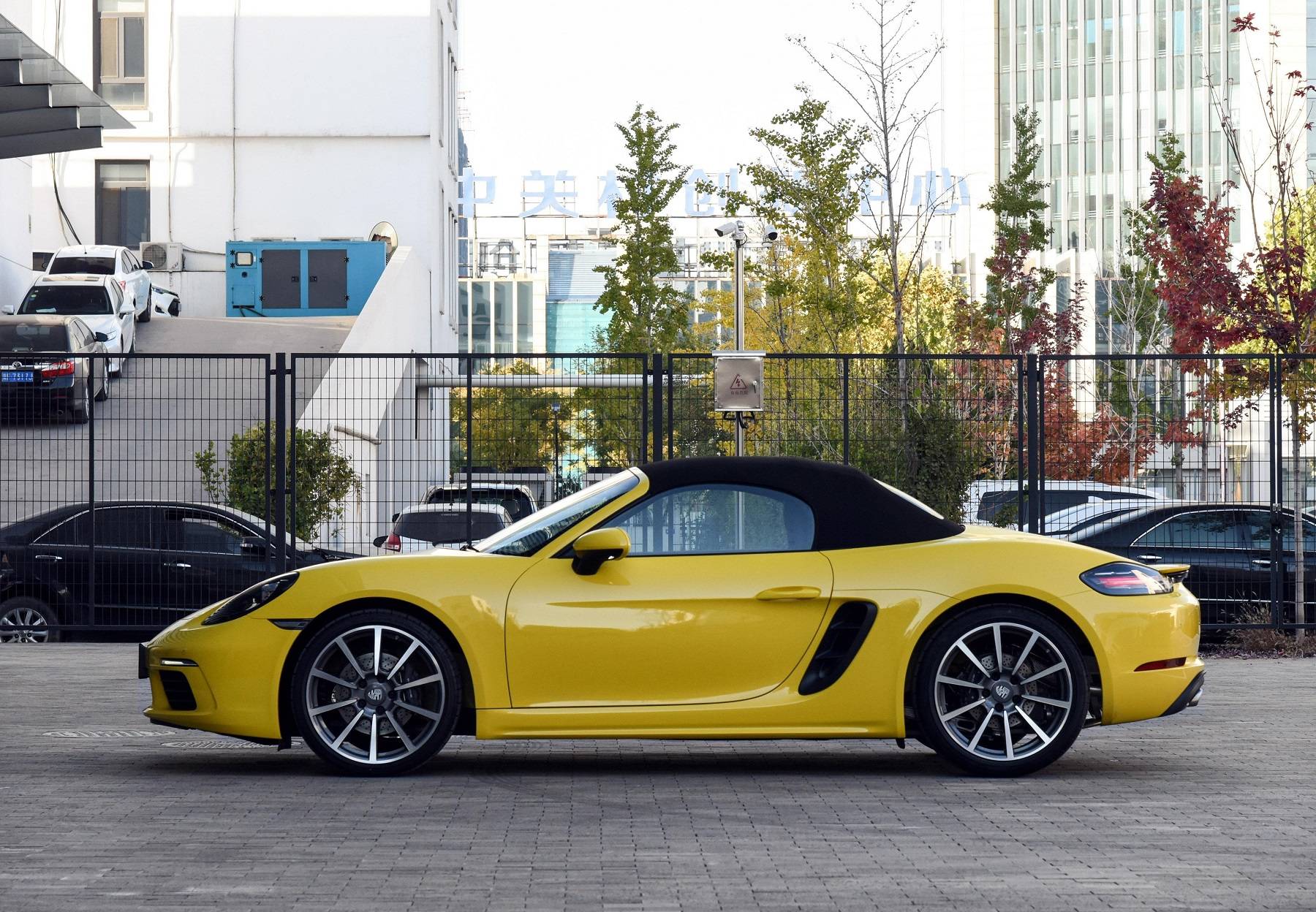保时捷跑车718boxster,保时捷boxster敞篷跑车 配奔驰amg动力,"吉利版"跑车正式发布,直指保时捷718?