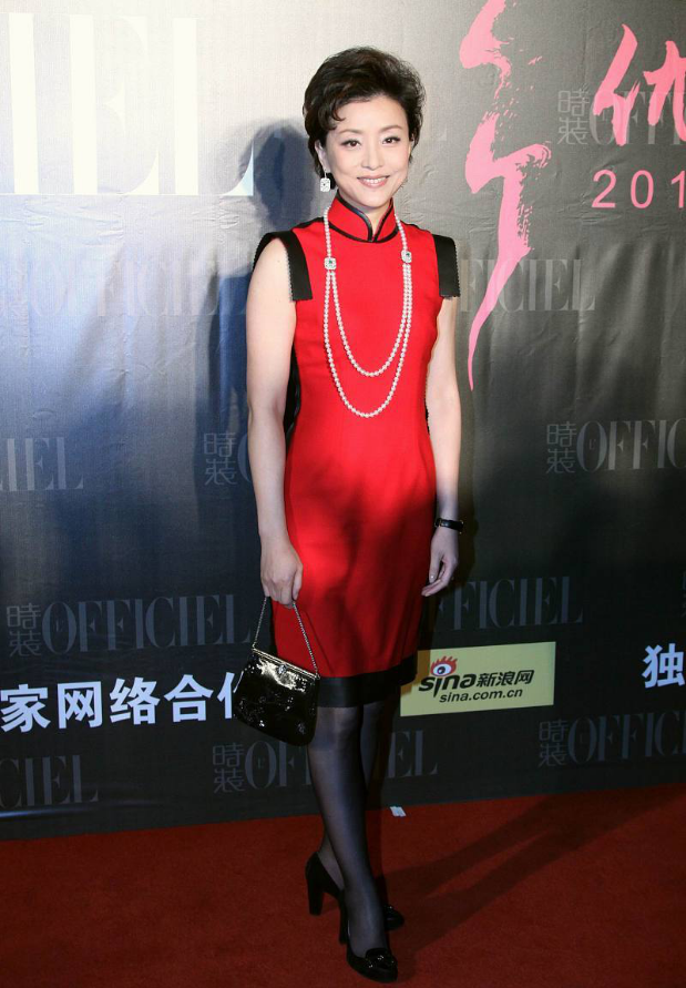杨澜的气质模仿不来,穿玫红色连衣裙成熟优雅,魅力不输女明星 杨澜的气质模仿不来,穿玫红色连衣裙成熟优雅,魅力不输女明星