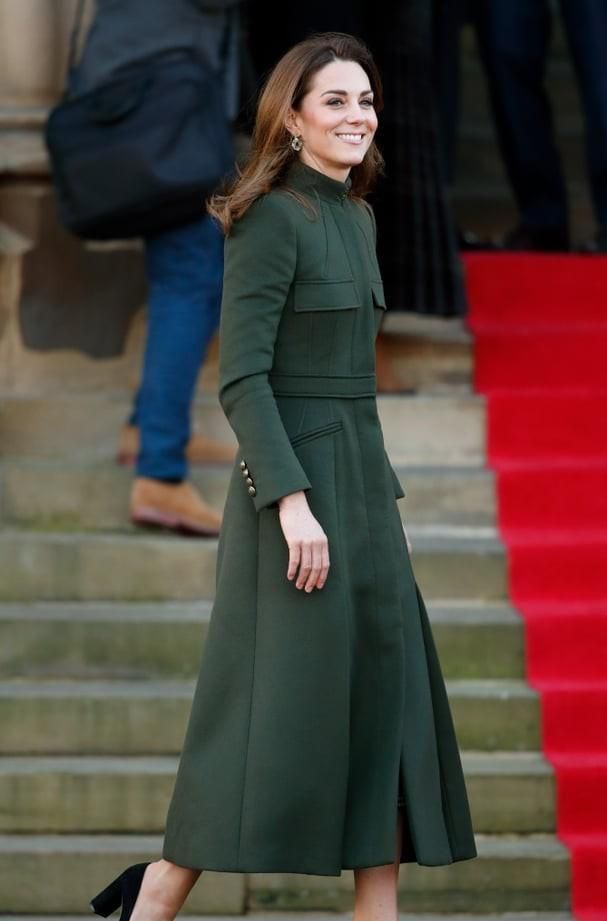 2020年1月,凯特王妃穿着一件光滑的驼色大衣前往威尔士卡迪夫的伊利和