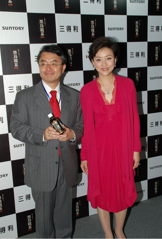 杨澜的气质模仿不来,穿玫红色连衣裙成熟优雅,魅力不输女明星 杨澜的气质模仿不来,穿玫红色连衣裙成熟优雅,魅力不输女明星