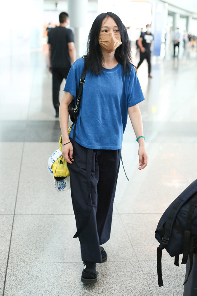 周迅的夏日穿搭超洋气，简约T恤搭配运动裤走机场，高级减龄
