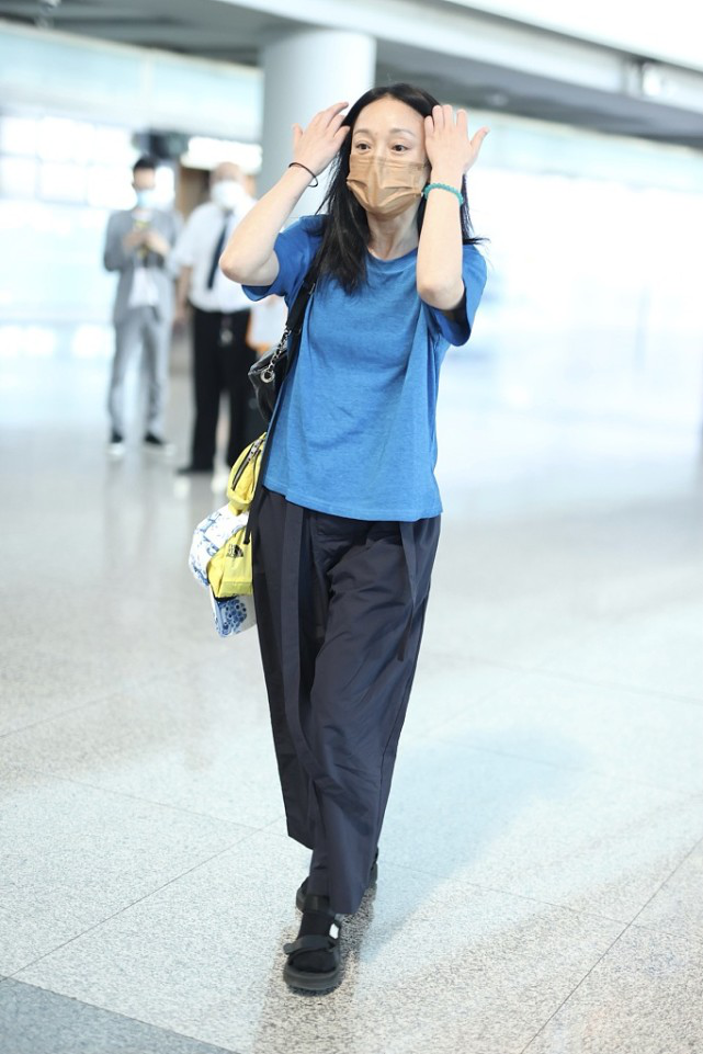 周迅的夏日穿搭超洋气，简约T恤搭配运动裤走机场，高级减龄