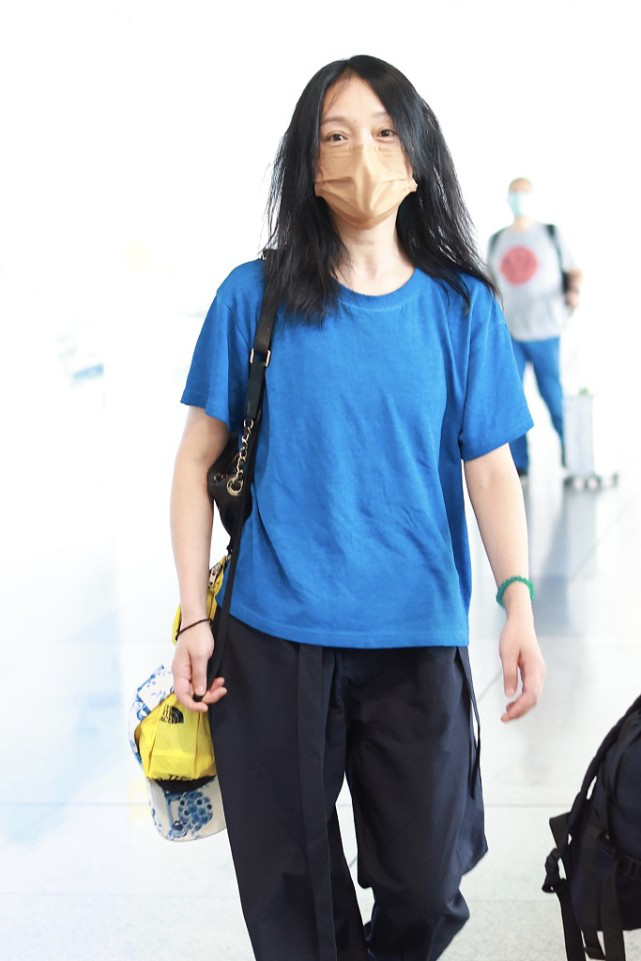 周迅的夏日穿搭超洋气，简约T恤搭配运动裤走机场，高级减龄
