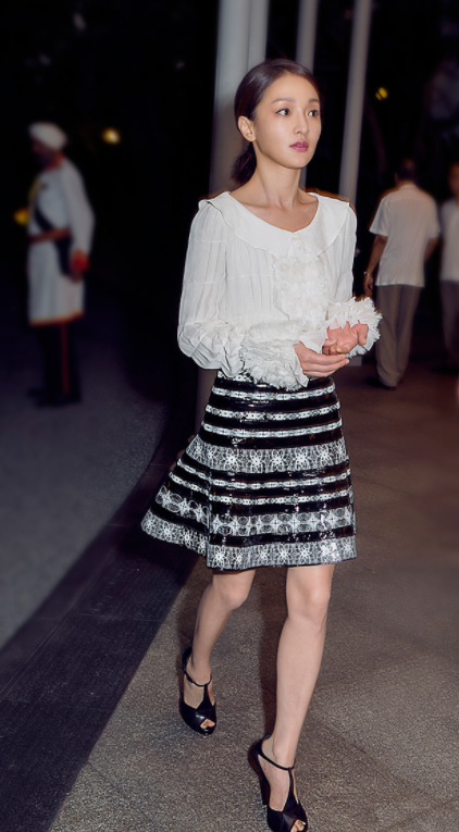 周迅的夏日穿搭超洋气，简约T恤搭配运动裤走机场，高级减龄