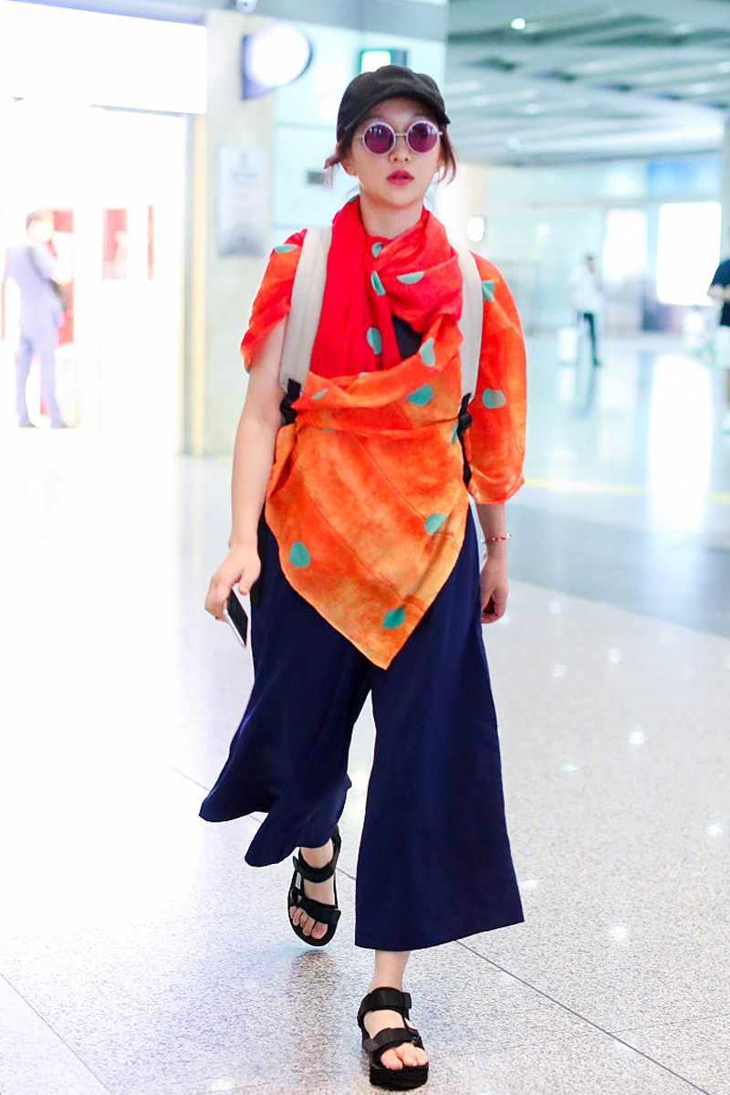 周迅的夏日穿搭超洋气，简约T恤搭配运动裤走机场，高级减龄