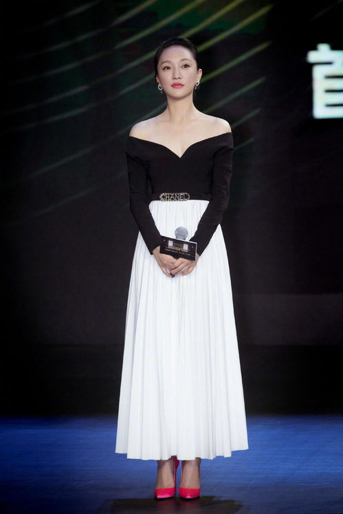 周迅的夏日穿搭超洋气，简约T恤搭配运动裤走机场，高级减龄