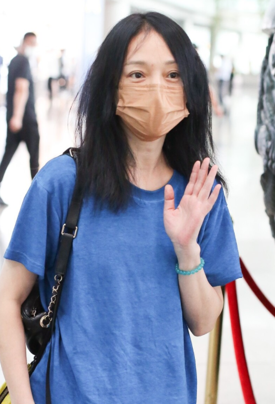 周迅的夏日穿搭超洋气，简约T恤搭配运动裤走机场，高级减龄