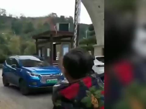 两车主疑似因停车费起纠纷，围观群众在一旁起哄让车主开车对撞