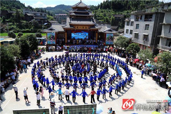 正文 当天,一年一度的湘桂黔三省坡"六月六"歌会在通道侗族自治县