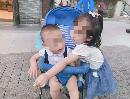 第二个林生斌？重庆两幼童坠亡案生父被捕，当事妈妈痛哭发声