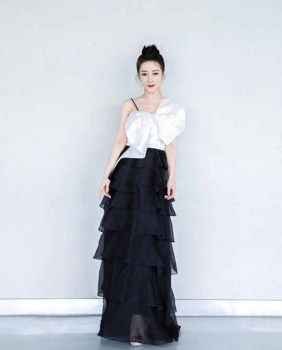 46岁陈紫函气质太好了吧，印花薄纱裙高级优雅，美到让人忘了年龄