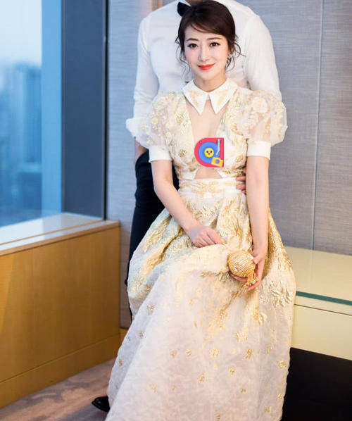 46岁陈紫函气质太好了吧，印花薄纱裙高级优雅，美到让人忘了年龄