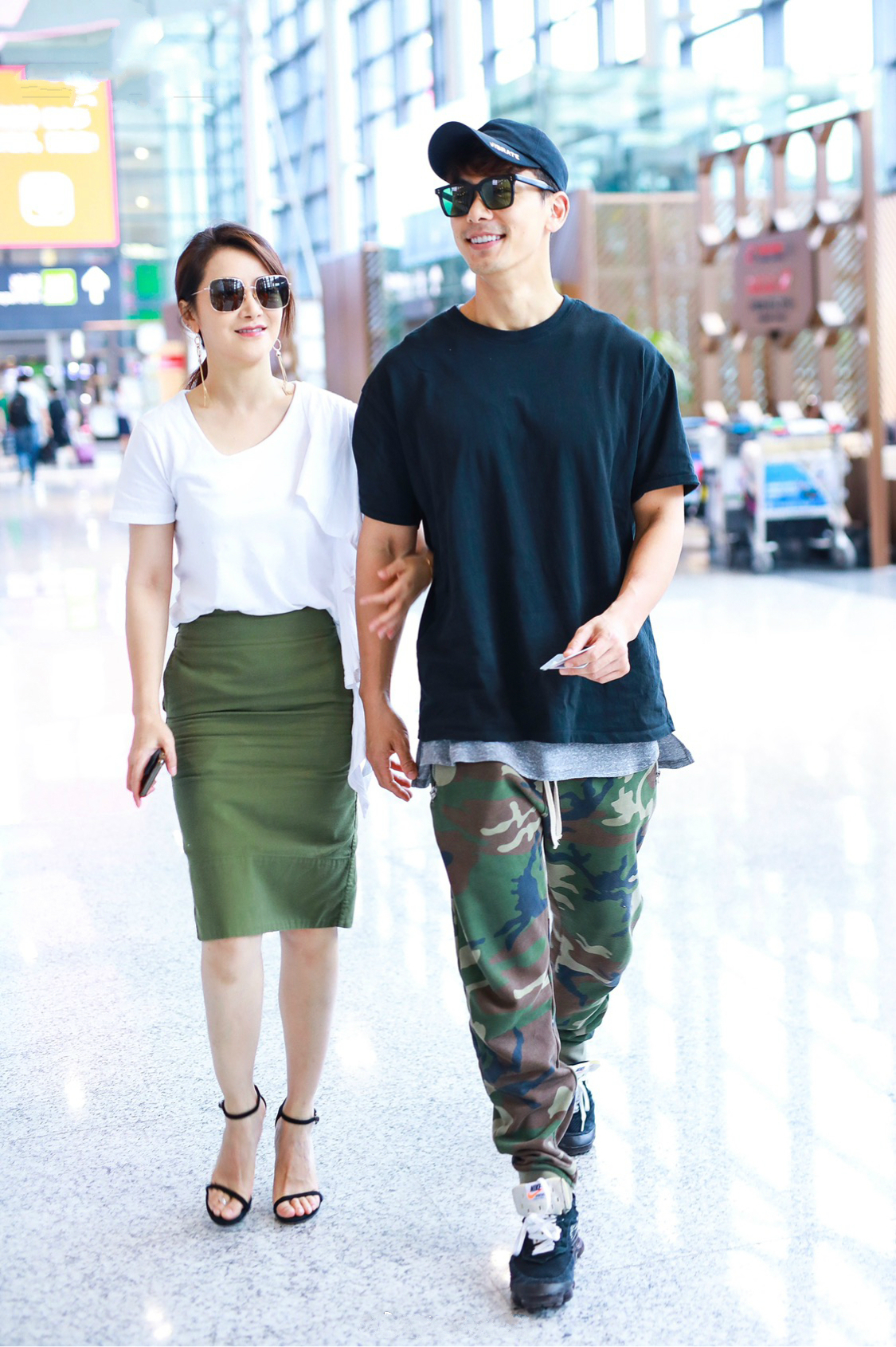 46岁陈紫函气质太好了吧，印花薄纱裙高级优雅，美到让人忘了年龄