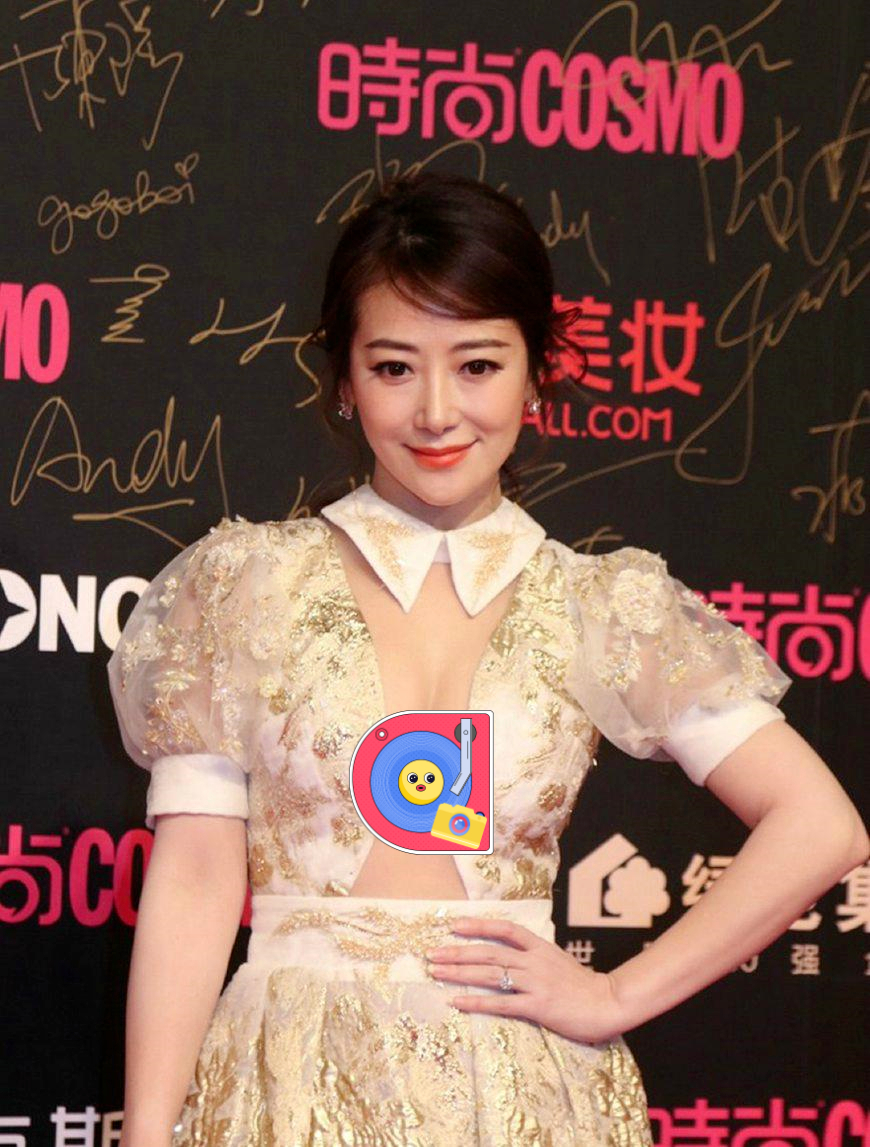 46岁陈紫函气质太好了吧，印花薄纱裙高级优雅，美到让人忘了年龄