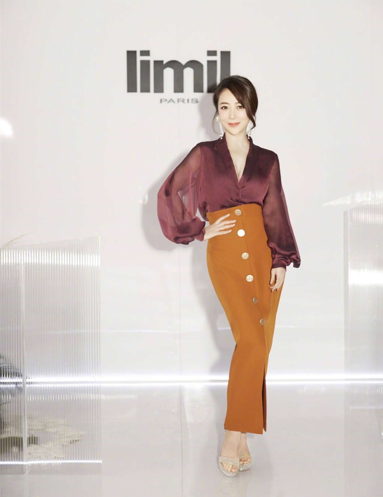 46岁陈紫函气质太好了吧，印花薄纱裙高级优雅，美到让人忘了年龄