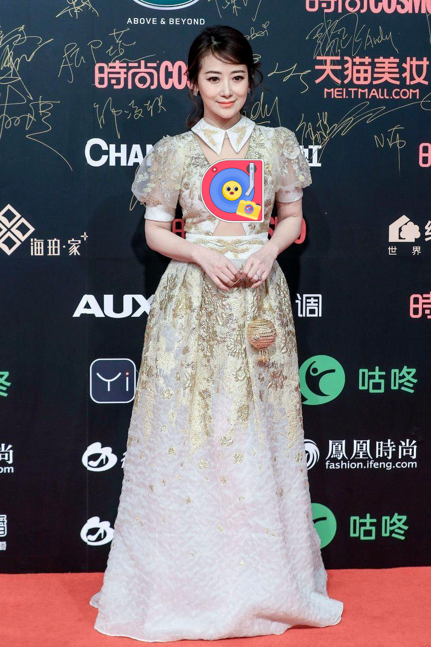 46岁陈紫函气质太好了吧，印花薄纱裙高级优雅，美到让人忘了年龄