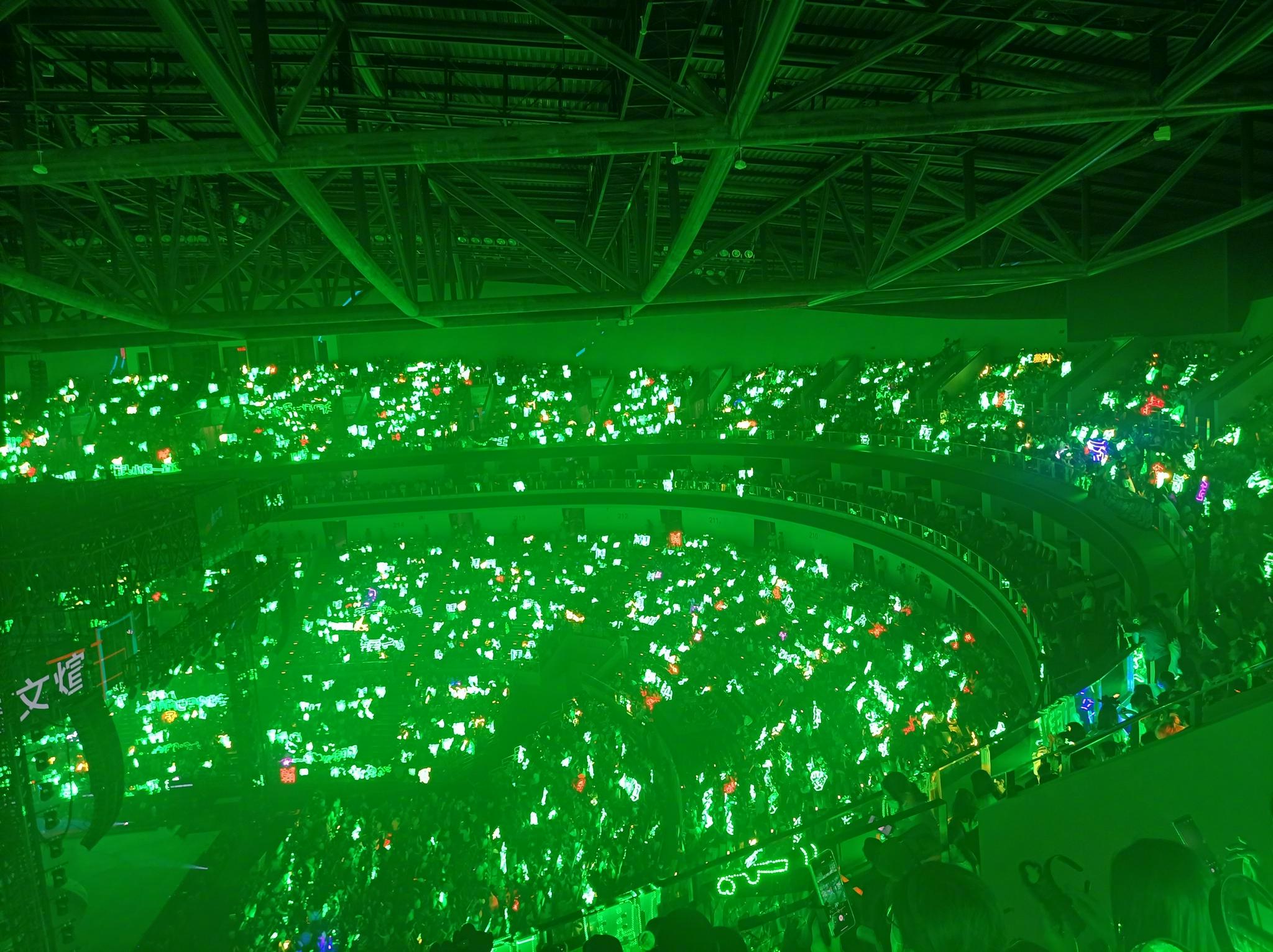 绿海中的王一博,最爱的香菜应援色,再也不用左右寻找灯牌