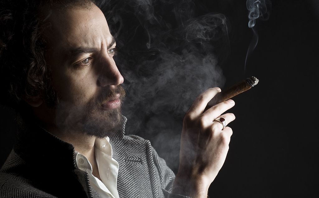 潜意识心理学:一个人吸烟的姿势,早已暴露了他的性格特征,很准!