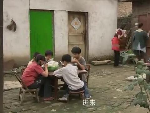 人贩子见钱眼开卖孩子,怎料孩子太聪明,一招让她人财两空!