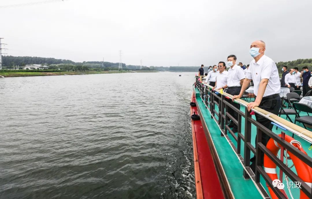 乘船察看北运河河道综合治理和沿线景观提升情况