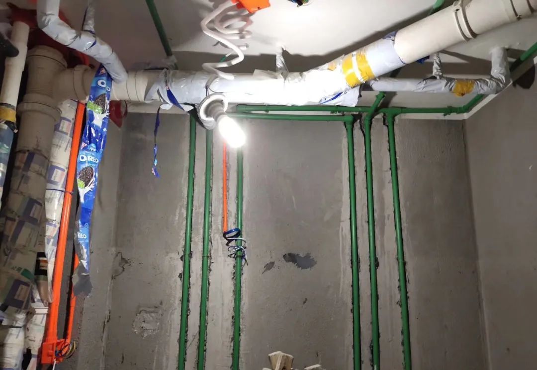 冷水进水管回流到热水器里,这相当于,冷水管充当了临时的热水回水管