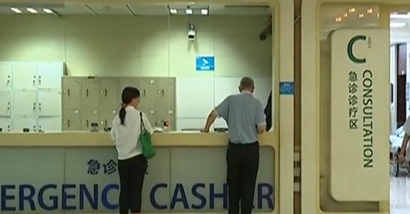 夫妻吵架,女子失手将男子从4楼窗户推下,空调隔板救了男子一命休闲区蓝鸢梦想 - Www.slyday.coM 夫妻吵架,女子失手将男子从4楼窗户推下,空调隔板救了男子一命休闲区蓝鸢梦想 - Www.slyday.coM