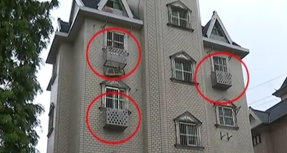 夫妻吵架,女子失手将男子从4楼窗户推下,空调隔板救了男子一命休闲区蓝鸢梦想 - Www.slyday.coM 夫妻吵架,女子失手将男子从4楼窗户推下,空调隔板救了男子一命休闲区蓝鸢梦想 - Www.slyday.coM