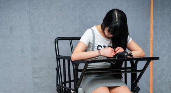 夫妻吵架,女子失手将男子从4楼窗户推下,空调隔板救了男子一命休闲区蓝鸢梦想 - Www.slyday.coM 夫妻吵架,女子失手将男子从4楼窗户推下,空调隔板救了男子一命休闲区蓝鸢梦想 - Www.slyday.coM