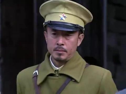二炮手:张三乔装成卖柴的,和友军对暗号时,这小表情太逗了