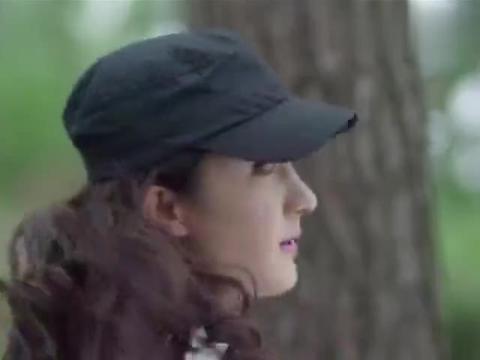 喋血孤岛:美女被恶汉追杀,不料树叶堆里藏着个女特工