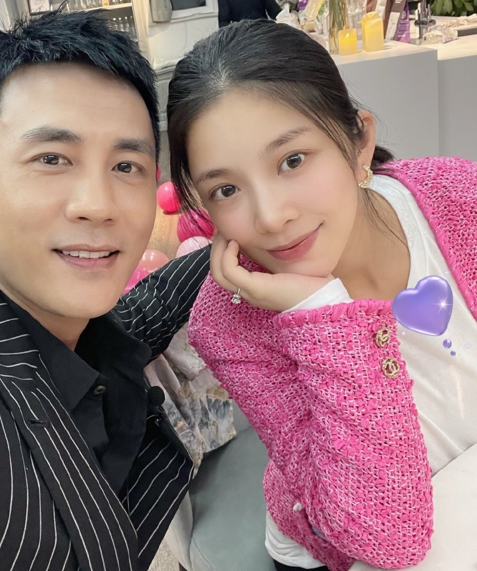 杜淳老婆晒照庆女儿百天母女俩穿旗袍装好漂亮却不见老公身影