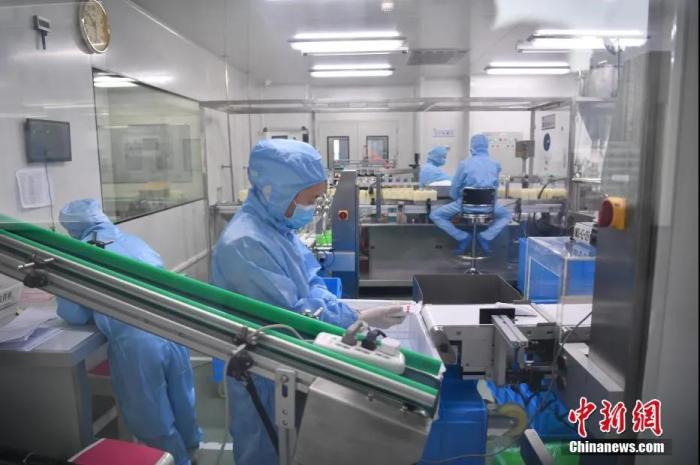 资料图:企业有序复工复产,员工在生产线上工作。中新社记者 刘冉阳 摄