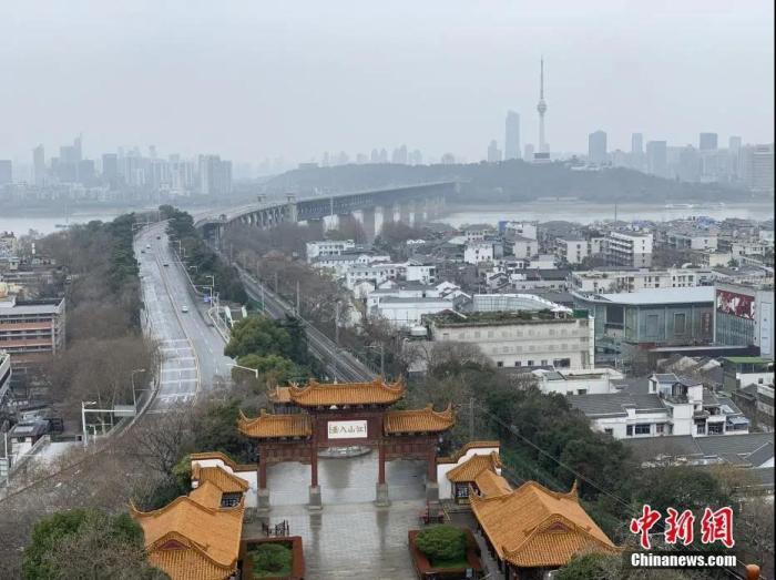 资料图:2020年3月,武汉“封城”一月有余,疫情之下黄鹤楼景区已喧嚣不再。图为俯瞰景区入口。中新社记者 杨程晨 摄