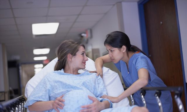 产妇在家如厕产女,邻居护士帮忙从马桶捞出孩子,发现没有呼吸休闲区蓝鸢梦想 - Www.slyday.coM 产妇在家如厕产女,邻居护士帮忙从马桶捞出孩子,发现没有呼吸休闲区蓝鸢梦想 - Www.slyday.coM
